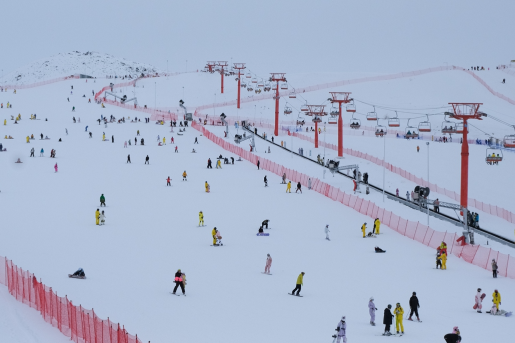 Ice-and-snow tourism ignites China’s winter consumption during New Year’s Day holidays