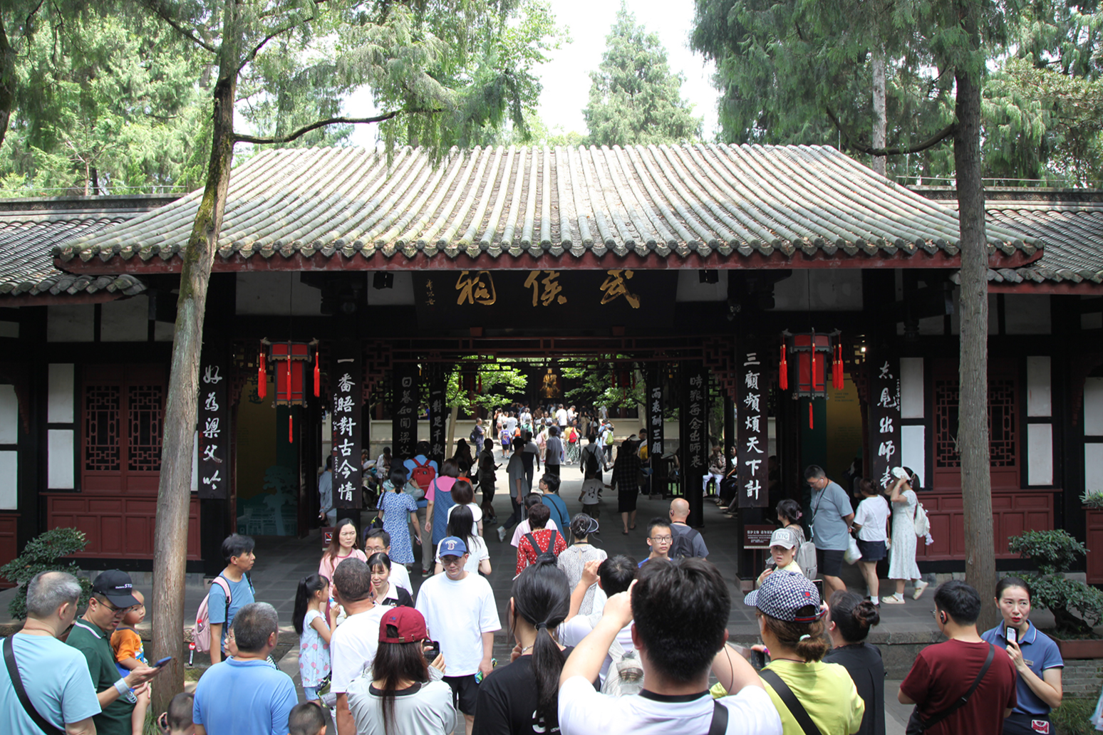 Exploring Chengdu's historic Wuhou Shrine
