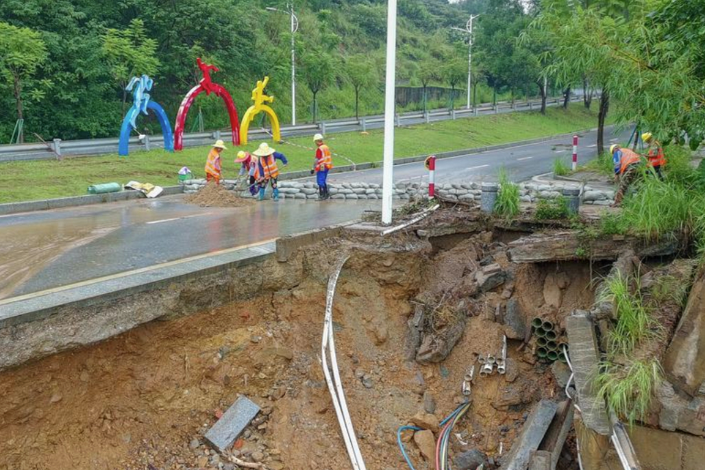 Torrential rains disrupt traffic, raise flood alerts in south China
